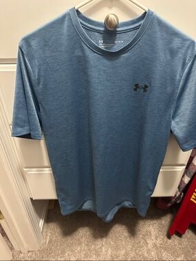 Under Armour Men’s Heathered Light Blue Performance Tee